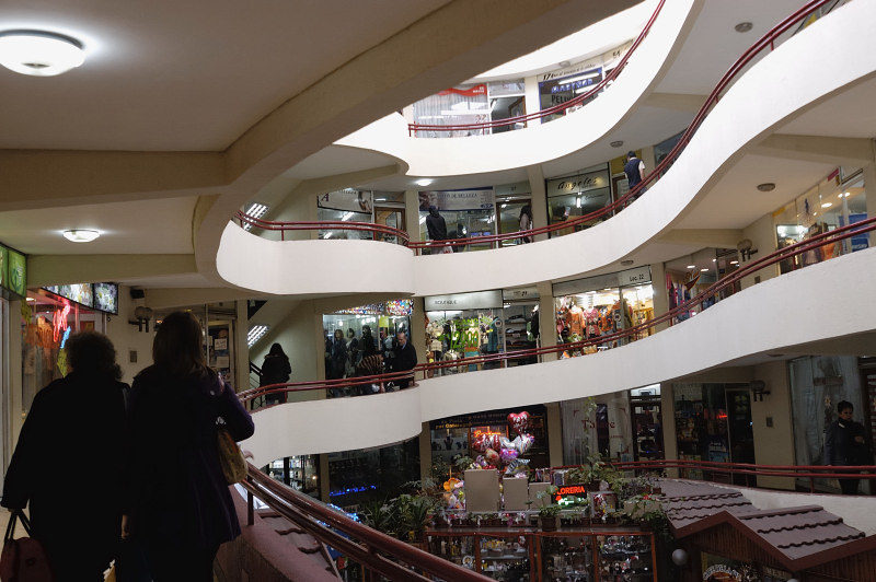 Joven lesionada tras caerse desde cuarto piso de centro comercial en ...