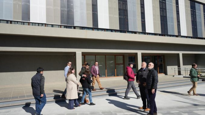 Autoridades inspeccionan obras de reposición del edificio consistorial de Angol (1)
