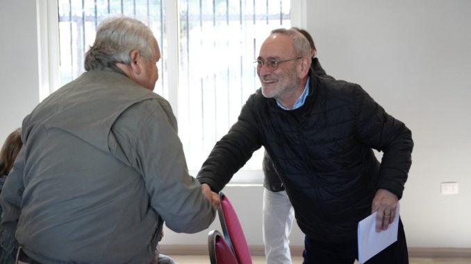 Gobernador de La Araucanía destaca a dirigentes sociales en su día (1)