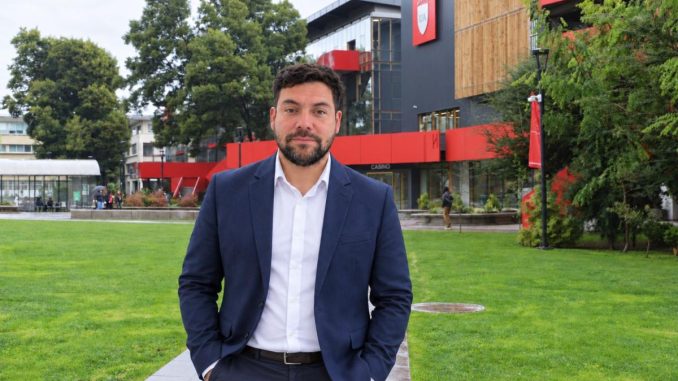 FOTO docente presenta investigación en chicago